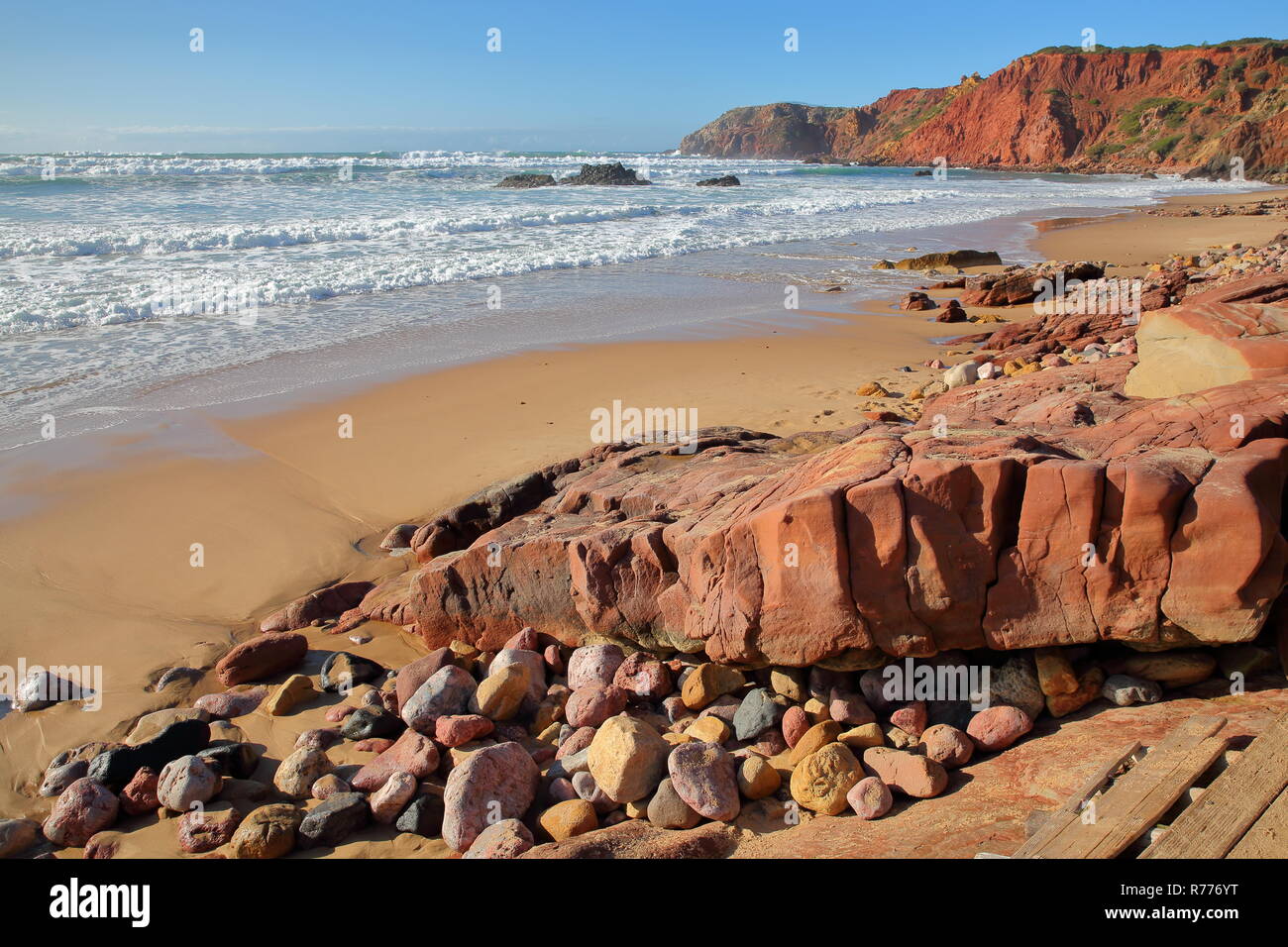 Amado spiaggia vicino Carrapateira, con paesaggio colorato e scogliere a picco sul mare, Costa Vicentina, Algarve, PORTOGALLO Foto Stock