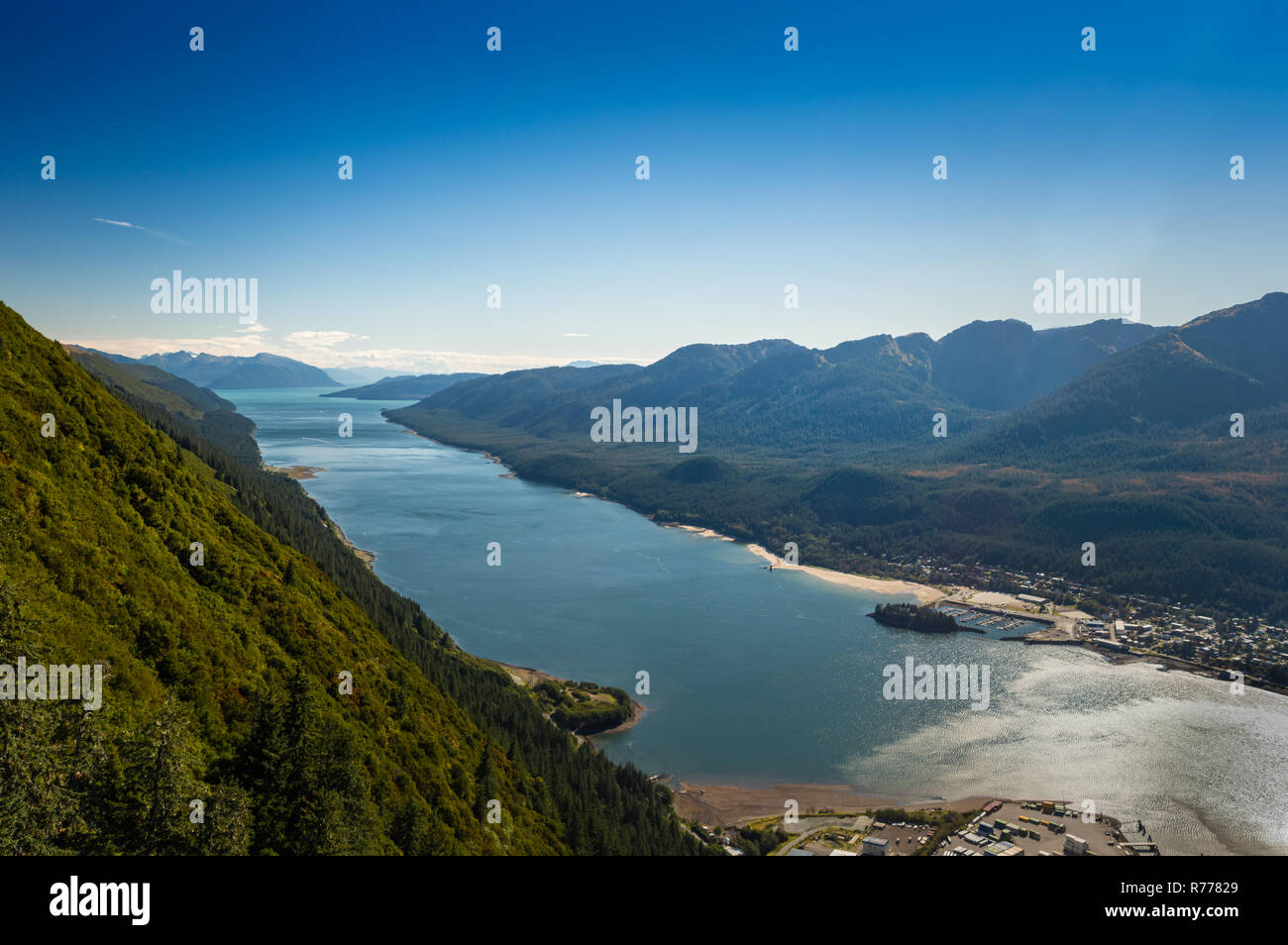 Soleggiato e luminoso antenna rivolta verso sud vista della lunghezza di canale Gastineau dal Monte Roberts, Juneau, Alaska, Stati Uniti d'America. Isola di Douglas a ovest. Foto Stock