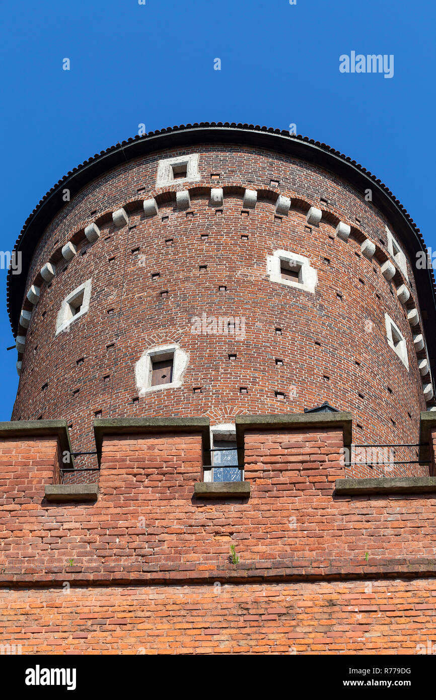 Il Castello Reale di Wawel, Torre Sandomierska in giornata soleggiata, Cracovia in Polonia Foto Stock