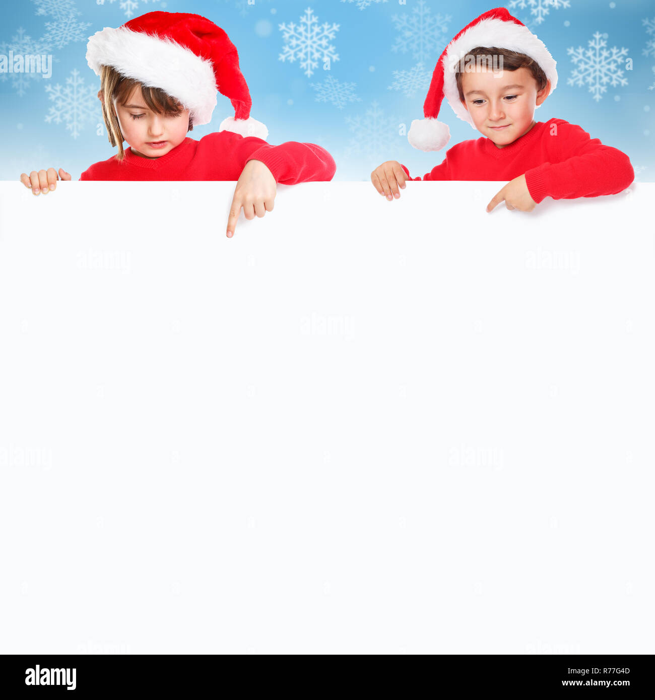 Natale Bambini bambini Babbo Natale di puntamento banner vuoto quadrato copyspace neve nevicare Foto Stock