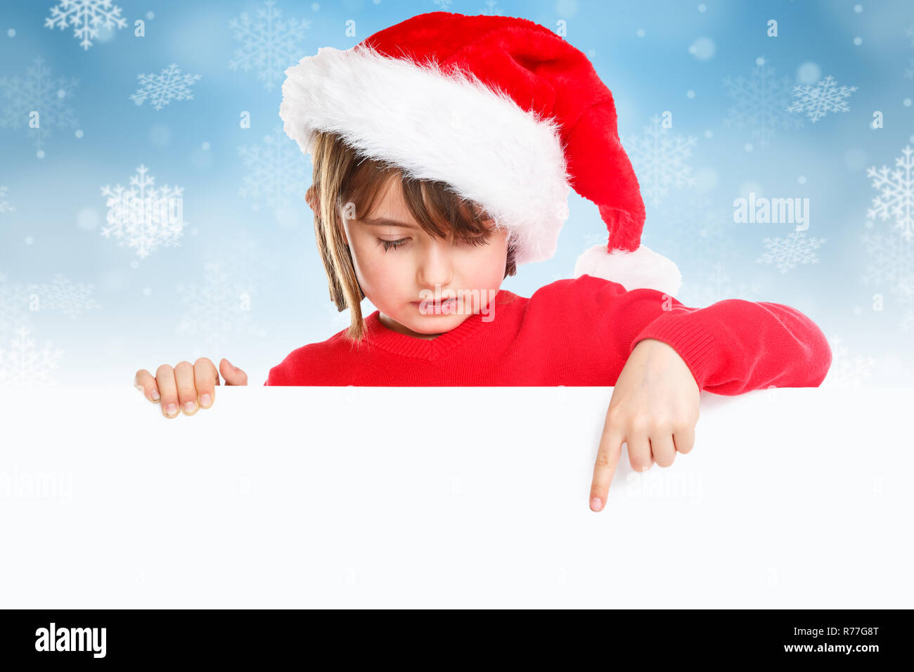 Natale bambino kid girl Santa Claus puntamento banner vuoto neve nevica copyspace Foto Stock