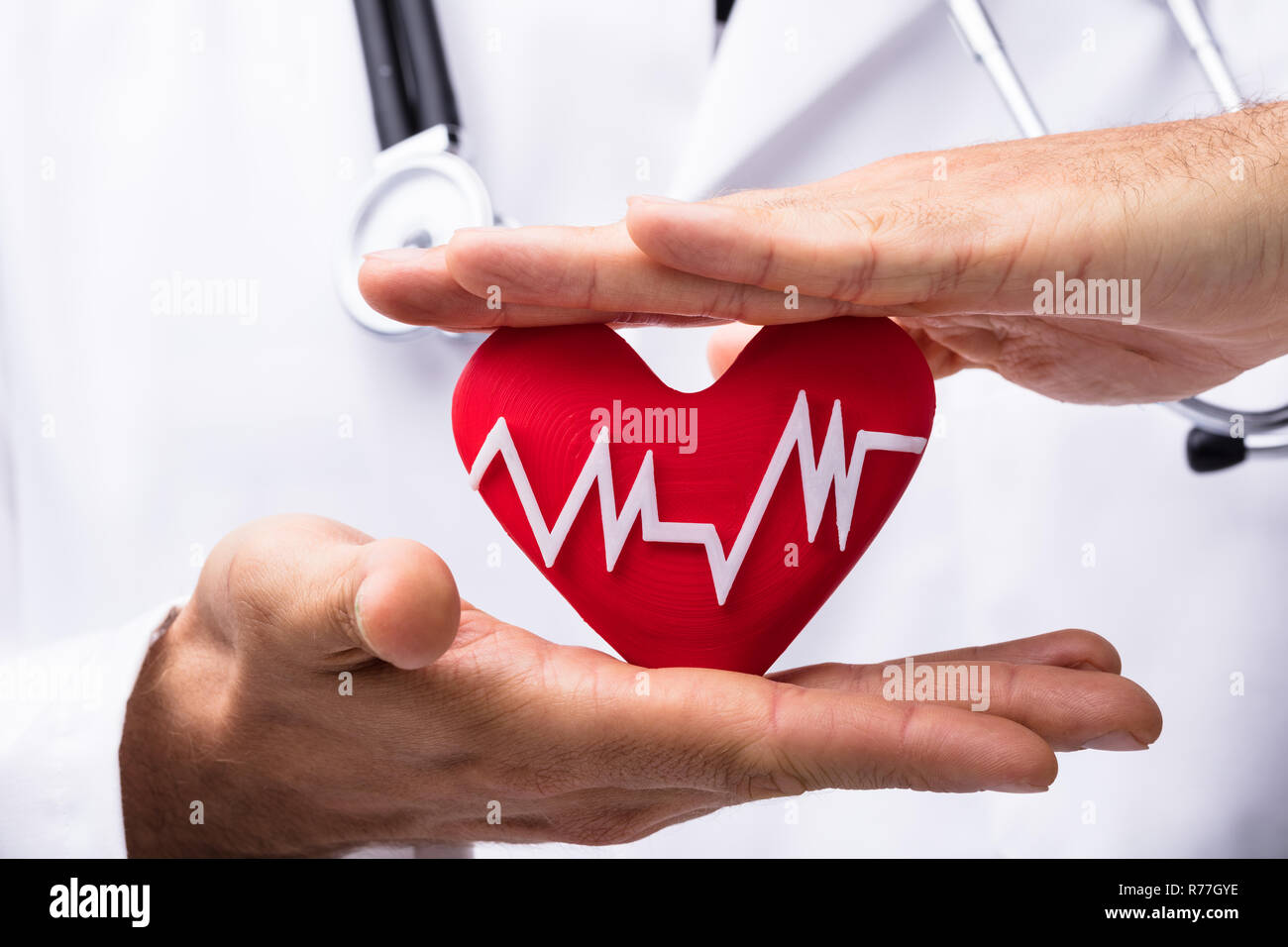 Medico proteggere cuore rosso con Heartbeat Foto Stock