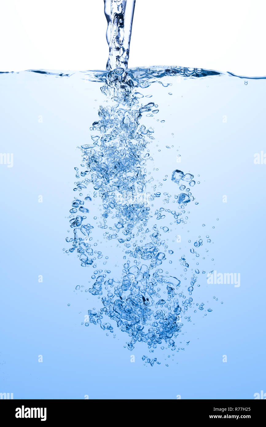 Versare acqua splash con bolle di aria nel blu bianco sullo sfondo di acqua Foto Stock