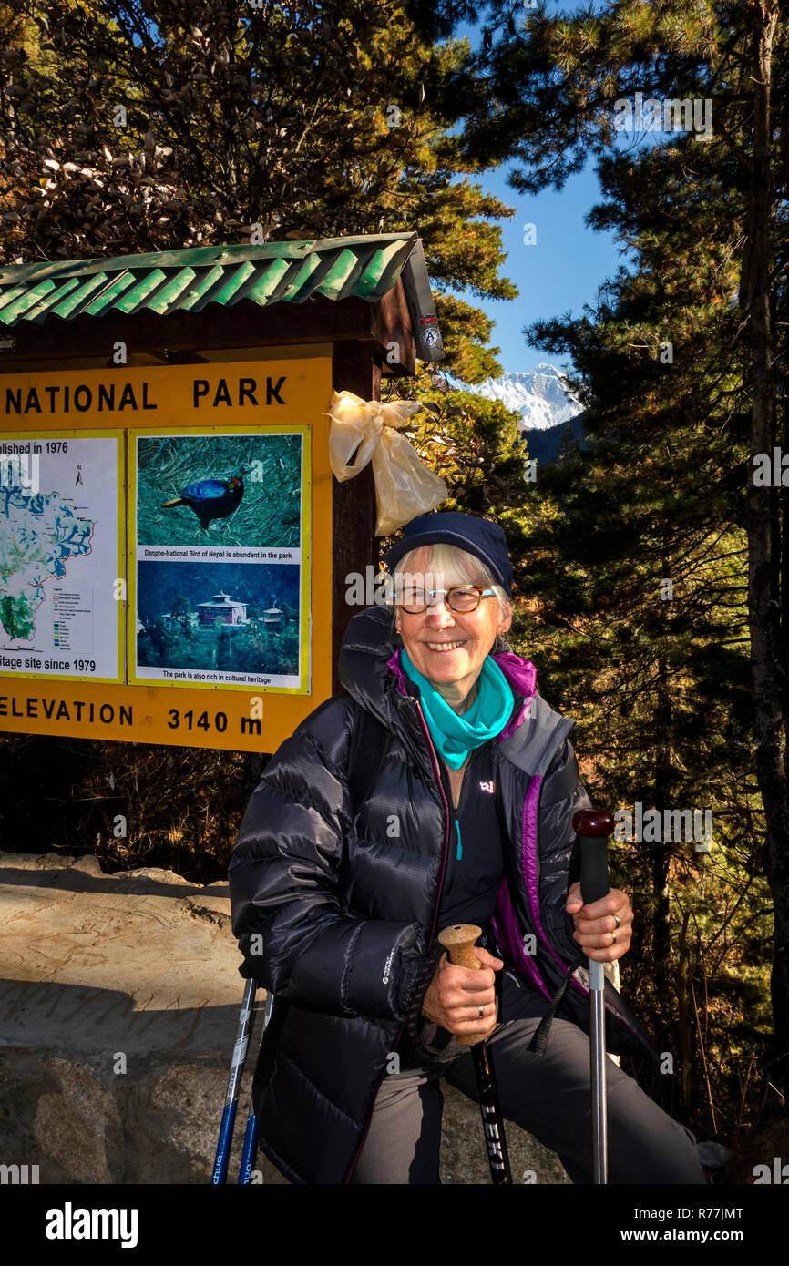 Il Nepal, Namche Bazar, il Parco Nazionale di Sagarmatha, senior donna turista al punto di vista Topdanda di Everest Foto Stock