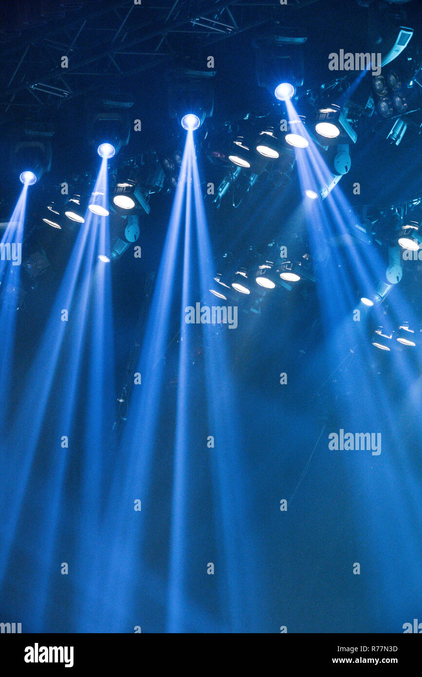 Overhead illuminazione teatrale con alberi di illuminazione che scende fino a una fase; banchi di illuminazione teatrale Foto Stock