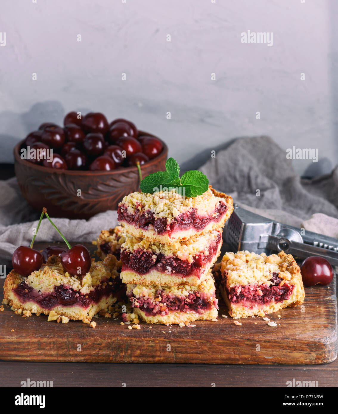 Square fetta di torta crumble su un marrone di legno Foto Stock