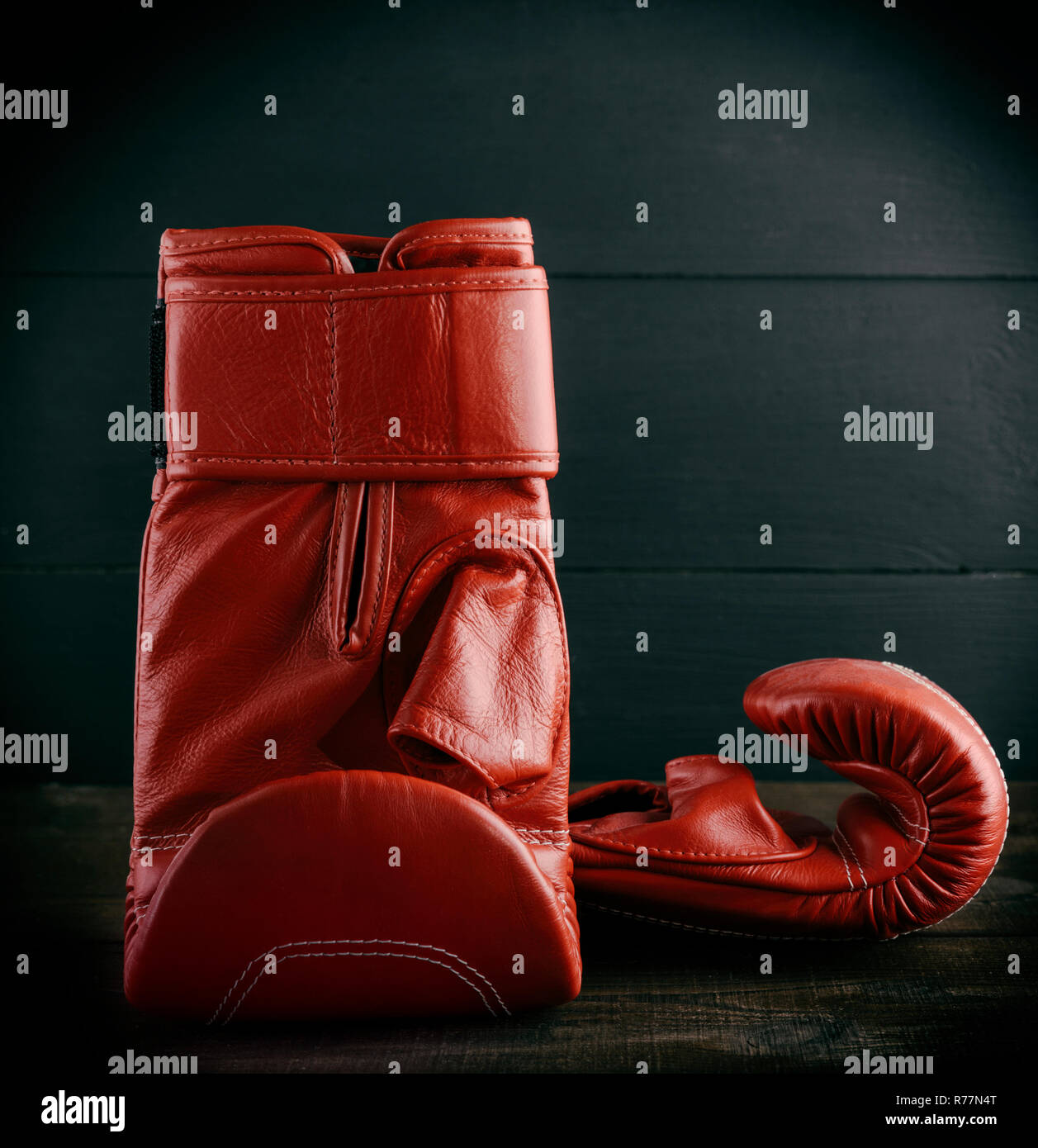 Coppia di rosso guanti in pelle per la boxe Foto Stock