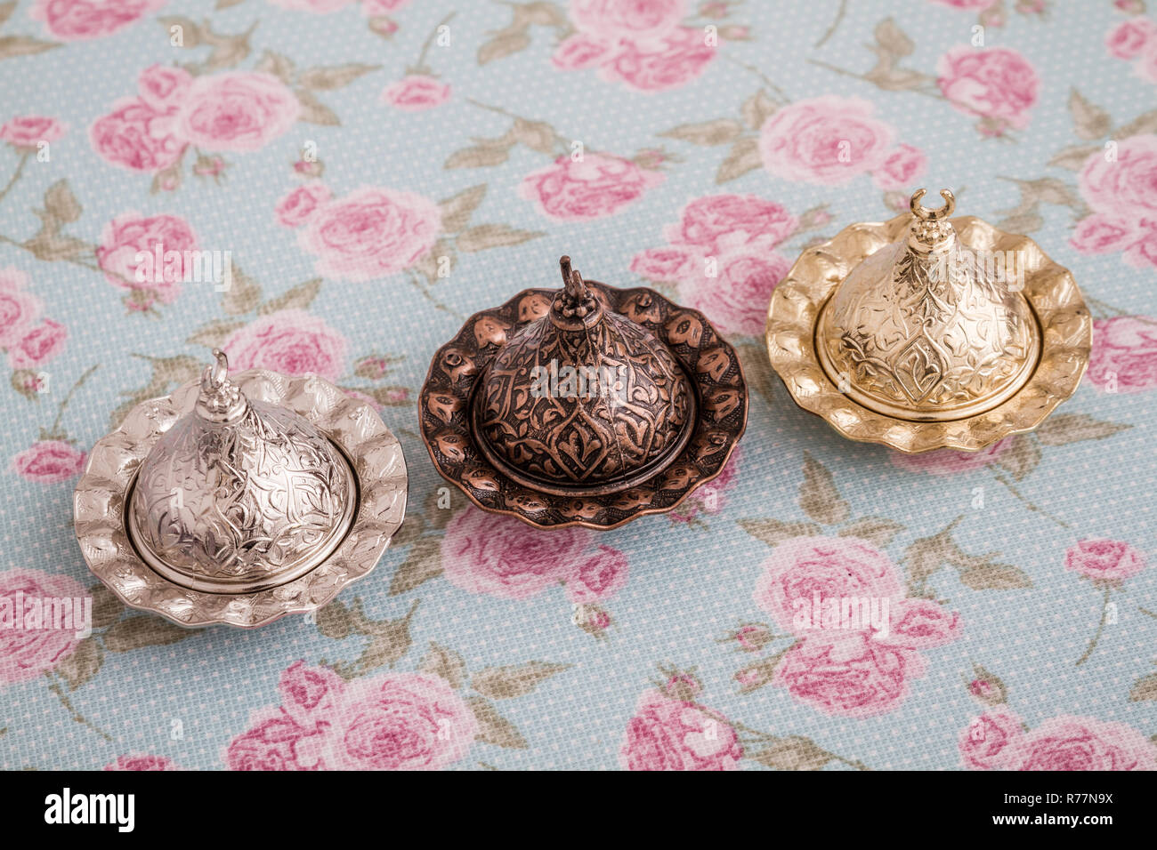 Golden, bronzo e coppe d'argento per servire delizie turche Foto Stock