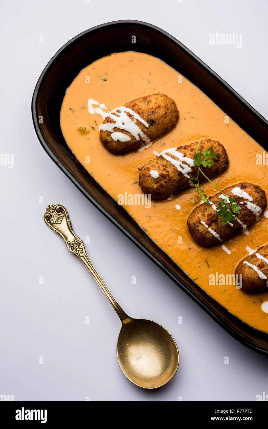 Malai Kofta curry è una specialità Mughlai piatto servito in un recipiente o una padella moody sfondo. il fuoco selettivo Foto Stock