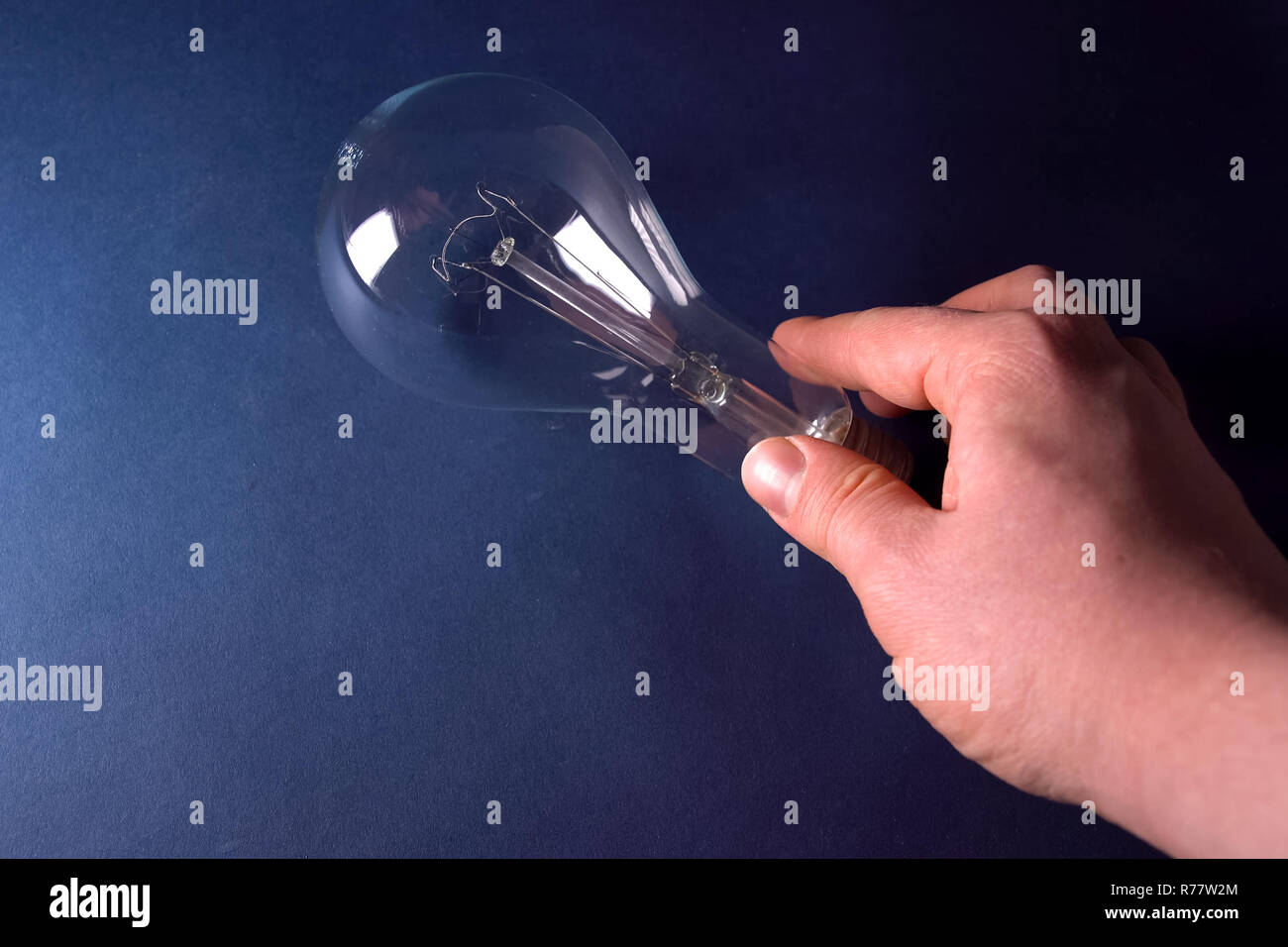 Lampada ad incandescenza in mano. La lampada è la sorgente di illuminazione Foto Stock