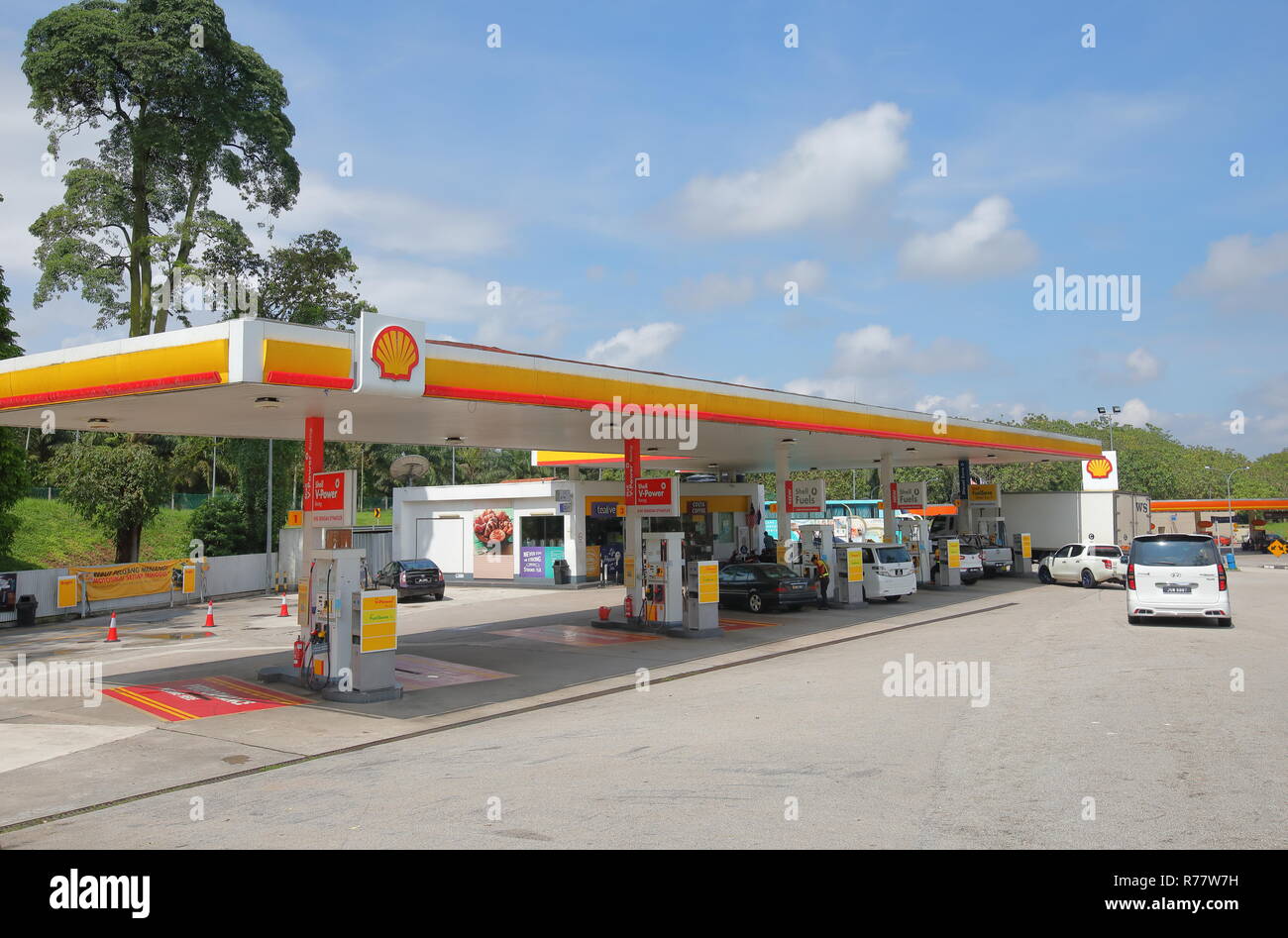 La gente compra la benzina al distributore di benzina Shell in Malaysia. Foto Stock