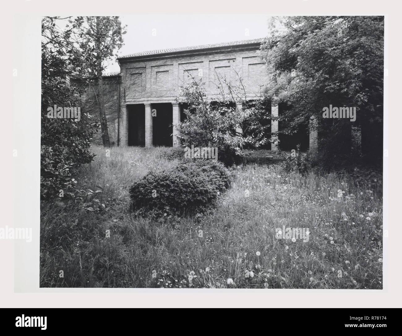 Emilia Romagna Ferrara Ferrara Palazzina di Marfisa, questa è la mia Italia, il paese italiano di storia visiva, post-medievale la copertura estesa di sia interno che esterno, incluse le viste di bene con Este lo stemma di affreschi decorativi armadio in legno, fine veneziana del XVI secolo dipinti su tela con caminetto scolpito da caminetto, scuola lombarda del XVI secolo, scultura veneziana del XVI secolo ? E lombardo in legno intagliato cassone, Italiana Settentrionale, xv secolo di parete e di soffitto dipinti e un pannello dipinto Foto Stock