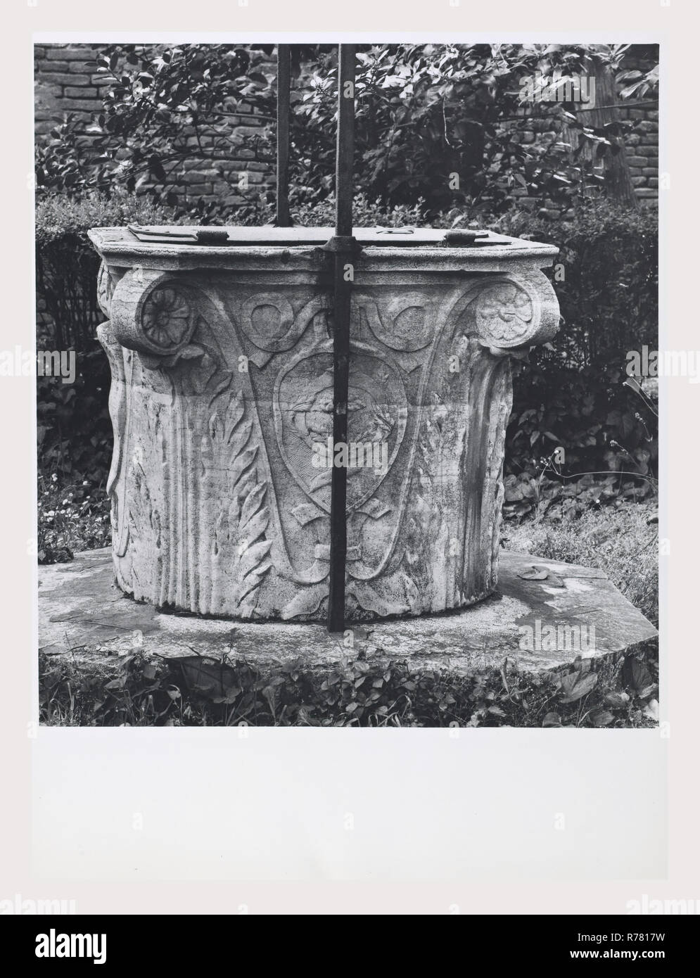 Emilia Romagna Ferrara Ferrara Palazzina di Marfisa, questa è la mia Italia, il paese italiano di storia visiva, post-medievale la copertura estesa di sia interno che esterno, incluse le viste di bene con Este lo stemma di affreschi decorativi armadio in legno, fine veneziana del XVI secolo dipinti su tela con caminetto scolpito da caminetto, scuola lombarda del XVI secolo, scultura veneziana del XVI secolo ? E lombardo in legno intagliato cassone, Italiana Settentrionale, xv secolo di parete e di soffitto dipinti e un pannello dipinto Foto Stock