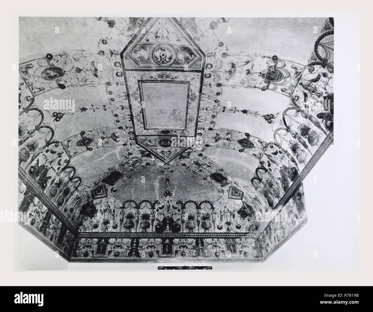 Emilia Romagna Ferrara Ferrara Palazzina di Marfisa, questa è la mia Italia, il paese italiano di storia visiva, post-medievale la copertura estesa di sia interno che esterno, incluse le viste di bene con Este lo stemma di affreschi decorativi armadio in legno, fine veneziana del XVI secolo dipinti su tela con caminetto scolpito da caminetto, scuola lombarda del XVI secolo, scultura veneziana del XVI secolo ? E lombardo in legno intagliato cassone, Italiana Settentrionale, xv secolo di parete e di soffitto dipinti e un pannello dipinto Foto Stock