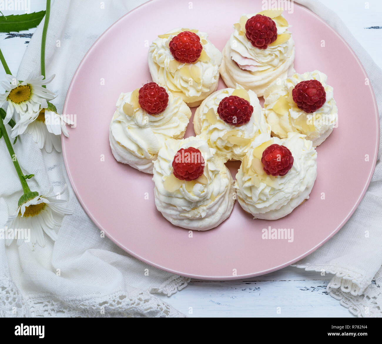 Meringa cotta al forno con crema di lamponi e frutti di bosco Foto Stock