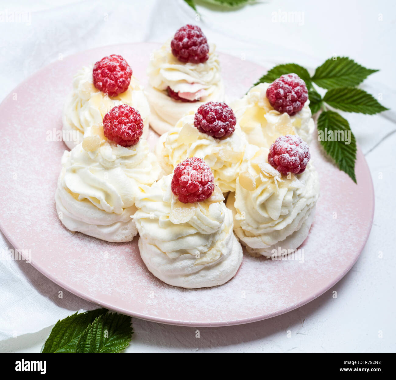 Dolci da forno fatto di albume di uovo di panna montata e crema bianca Foto Stock
