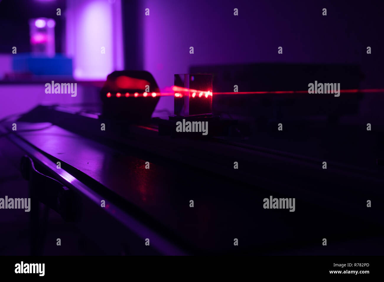 Esperimento con laser rosso in ottica lab Foto Stock