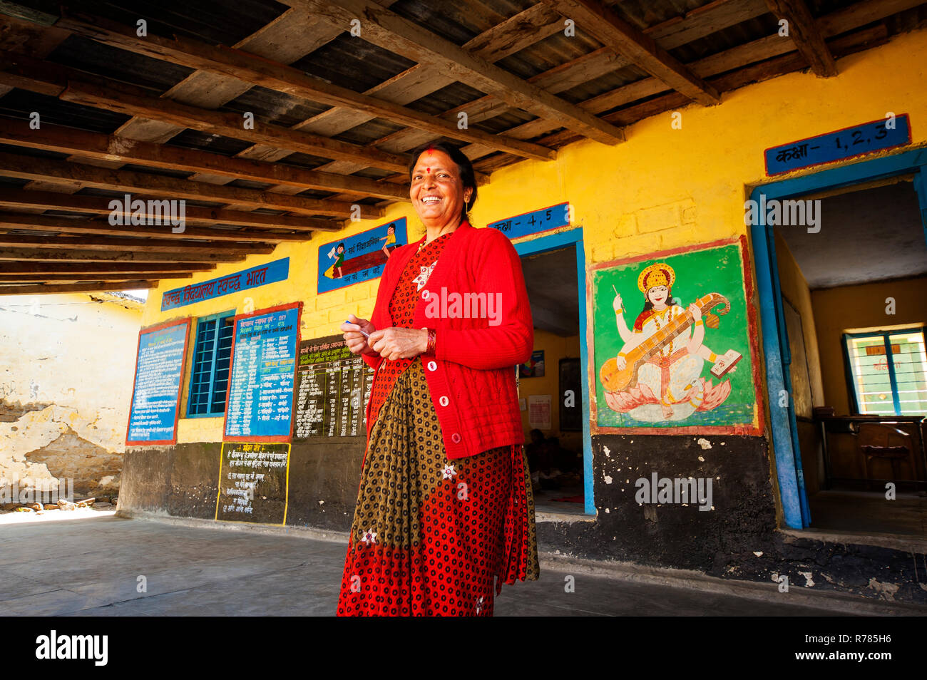 Indian insegnante presso la vecchia scuola Lamgara, Lamgara, Uttarakhand, India Foto Stock