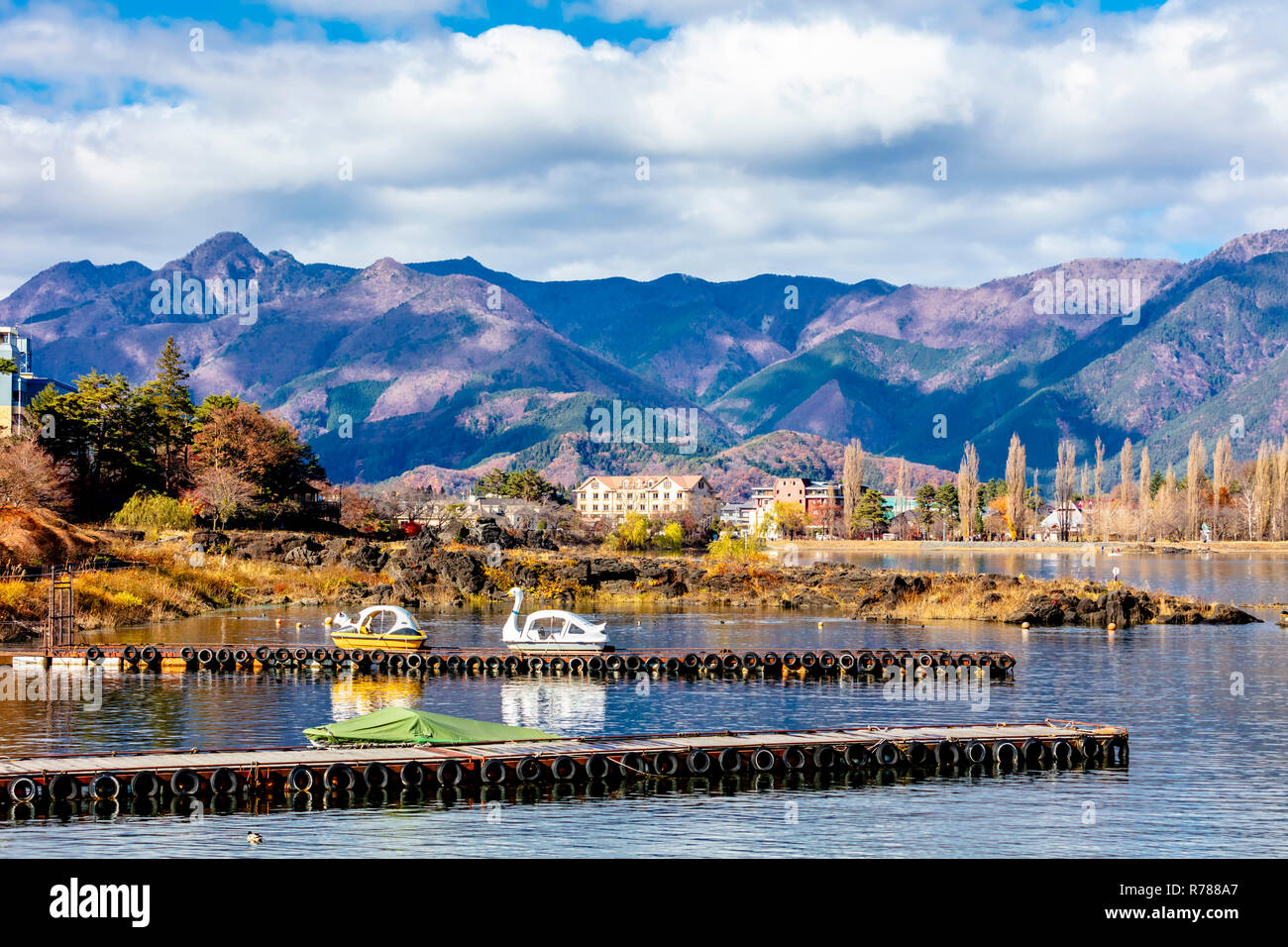 Autunno Fuji Kawaguchiko vista panoramica del lago, montagna e dintorni Foto Stock