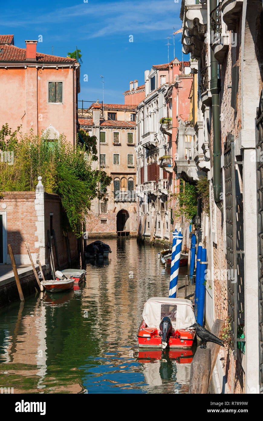 Vista su un caratteristico canale di Venezia e vecchie case tradizionali Foto Stock