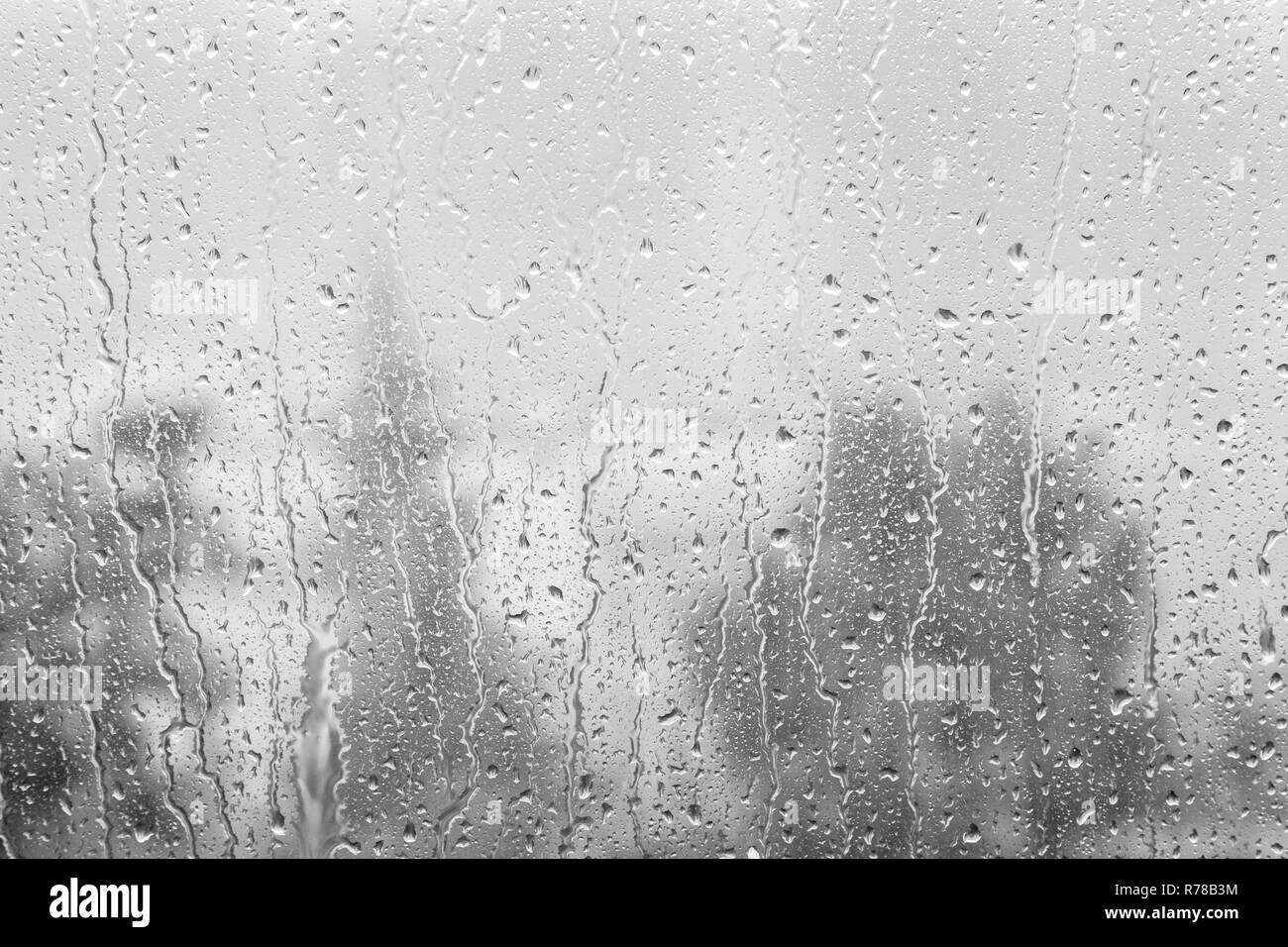 Gocce di pioggia sulla finestra. Bellissimo sfondo Foto Stock