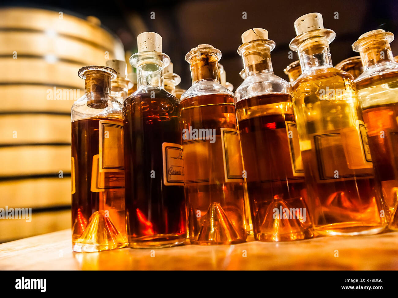 Gruppo di bottiglie per la produzione di cognac tradizionali Foto Stock