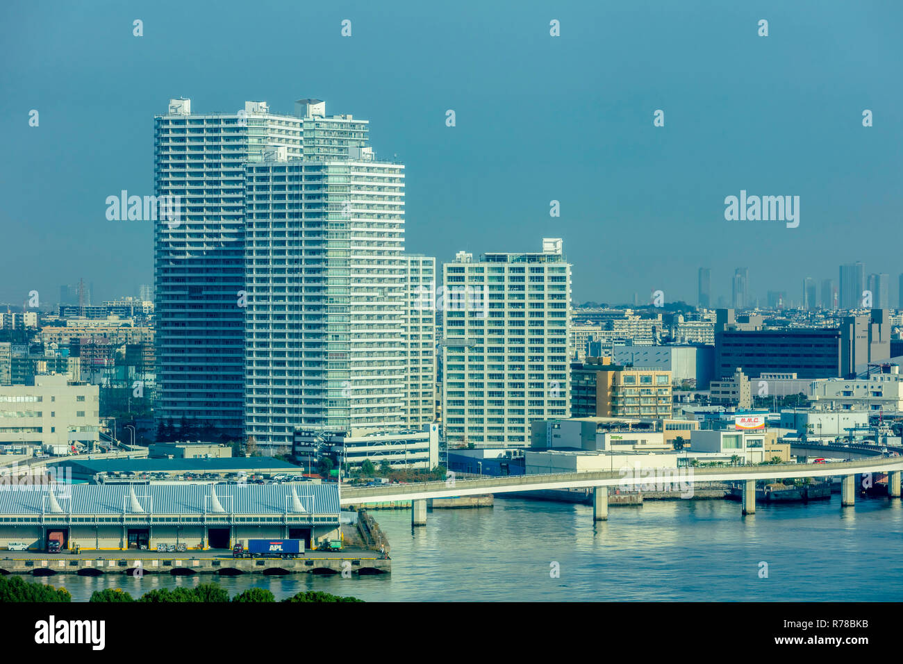 Yokohama Kanagawa / Giappone - 03 dicembre 2018: Minato Mirai futuro porto di Yokohama cityscape della vista del mare e di edifici commerciali cityscape Foto Stock Yokohama Kanagawa / Giappone - 03 dicembre 2018: Minato Mirai futuro porto di Yokohama cityscape della vista del mare e di edifici commerciali cityscape Foto Stock