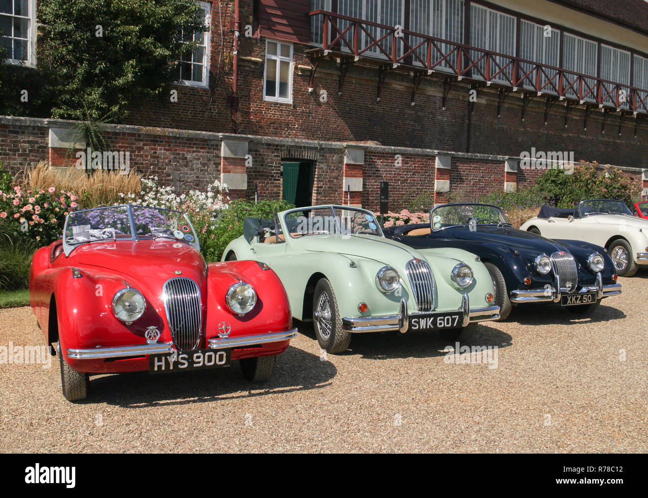 Tre Jaguar XK (da sinistra 120, 140, 150 ) tra club auto sul display al Concours di eleganza 2018, Hampton Court Palace, East Molesey, Surrey Foto Stock