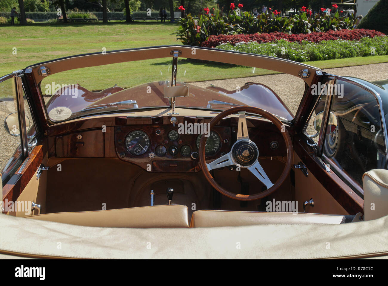 Cockpit del Jaguar XK 140 tra club auto sul display al Concours di eleganza 2018, Hampton Court Palace, East Molesey, Surrey Foto Stock