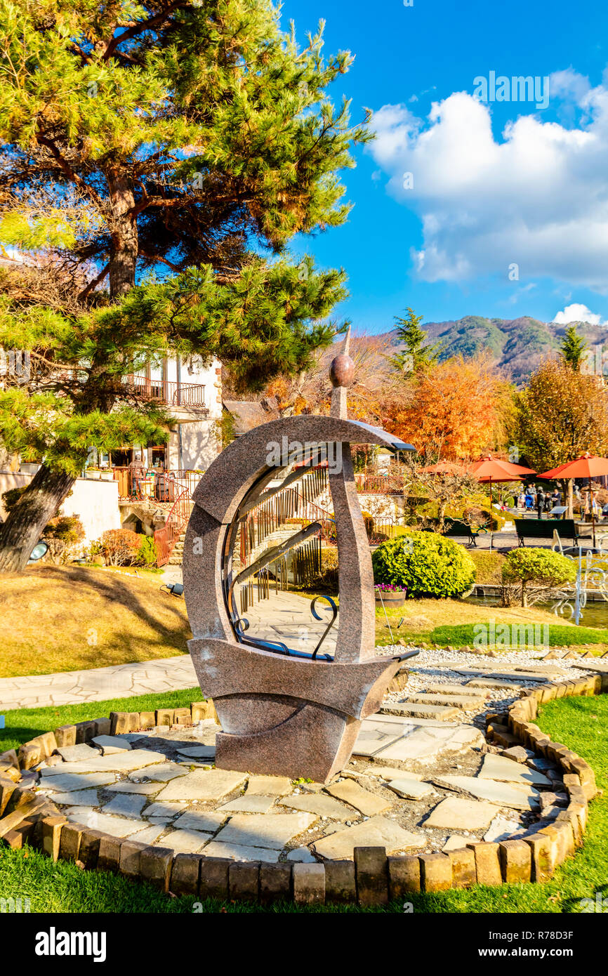 Kawaguchiko, Yamanashi / Giappone - 30 Novembre 2018: Musica Kawaguchiko Forest Museum park esterno con cielo chiaro, il Giappone l'unico di ispirazione europea musi Foto Stock