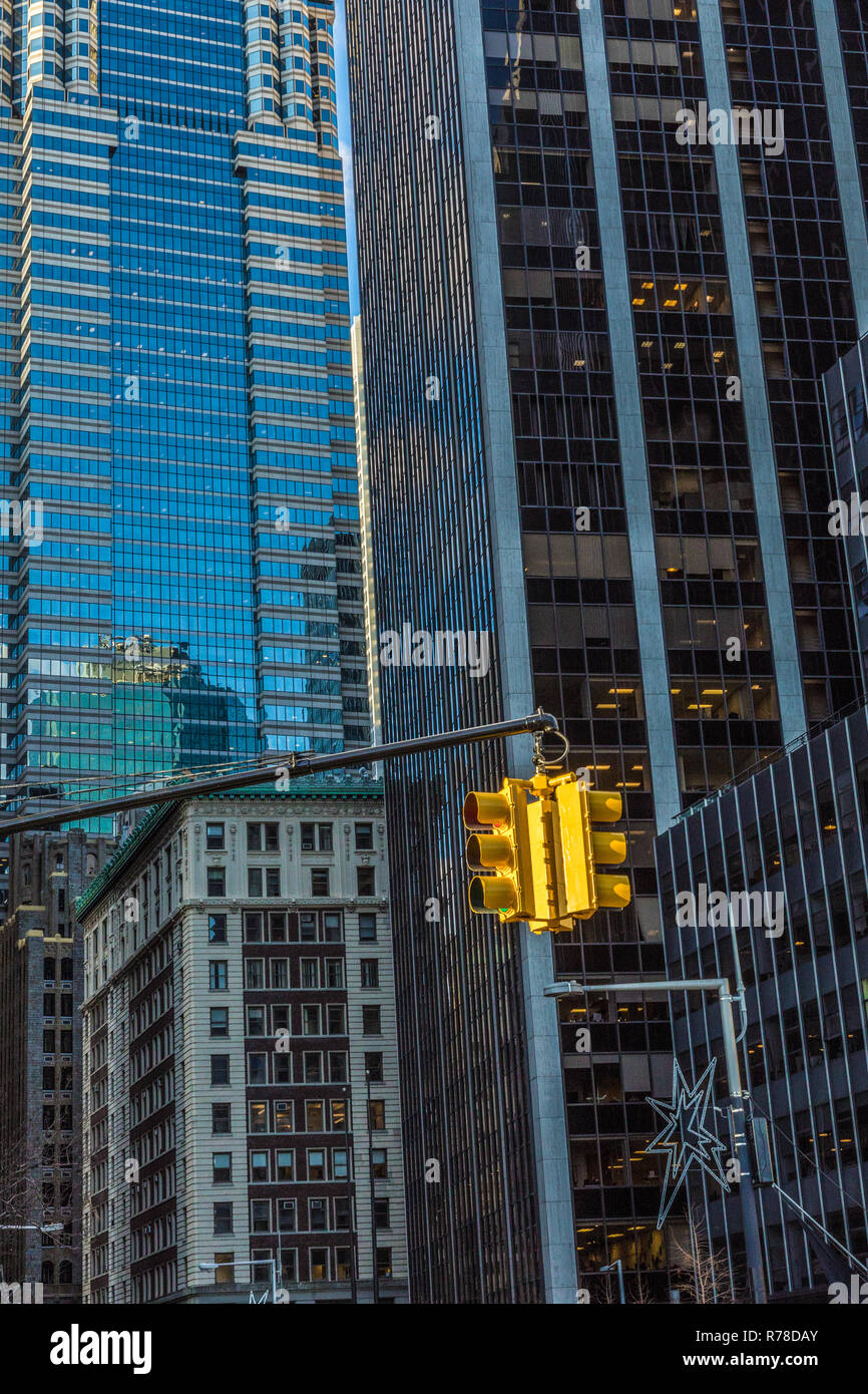 Luce di traffico in background di grattacieli. New York. Stati Uniti d'America Foto Stock