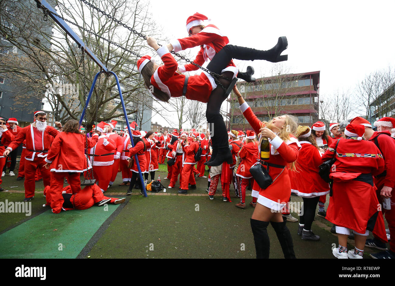 I partecipanti a Santa costumi in venditori ambulanti Park di Vauxhall, Londra Sud, come fanno il loro modo attraverso le strade di Londra come essi prendono parte in Santacon London 2018. Foto Stock