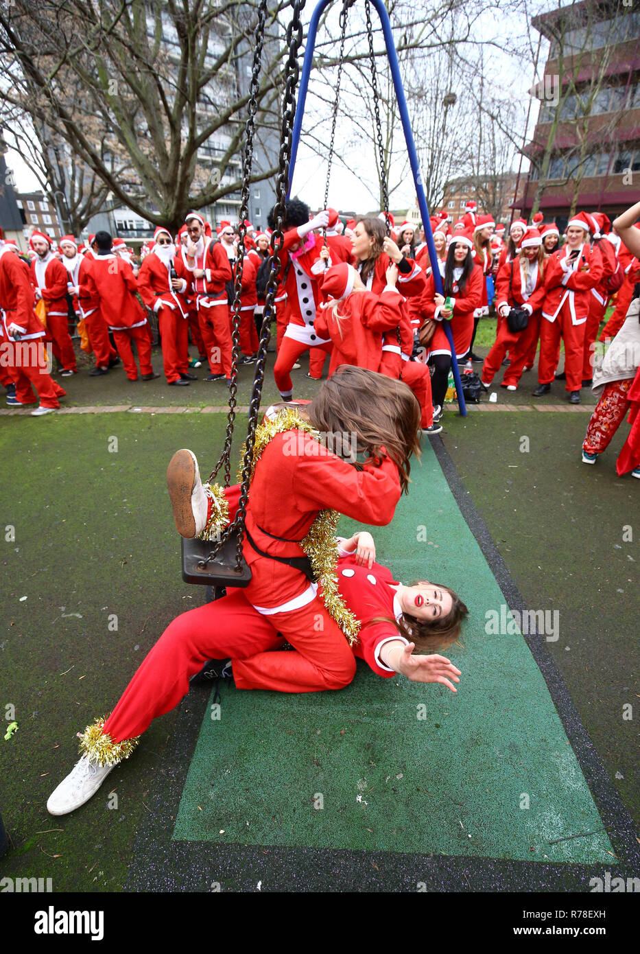 I partecipanti a Santa costumi in venditori ambulanti Park di Vauxhall, Londra Sud, come fanno il loro modo attraverso le strade di Londra come essi prendono parte in Santacon London 2018. Foto Stock