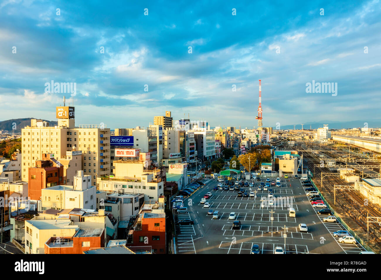 Mishima, Shizuoka / Giappone - 1 Dicembre 2018: Mishima centro città edifici ad alta densità con Mishima ferroviaria JR Shinkansen Station Foto Stock