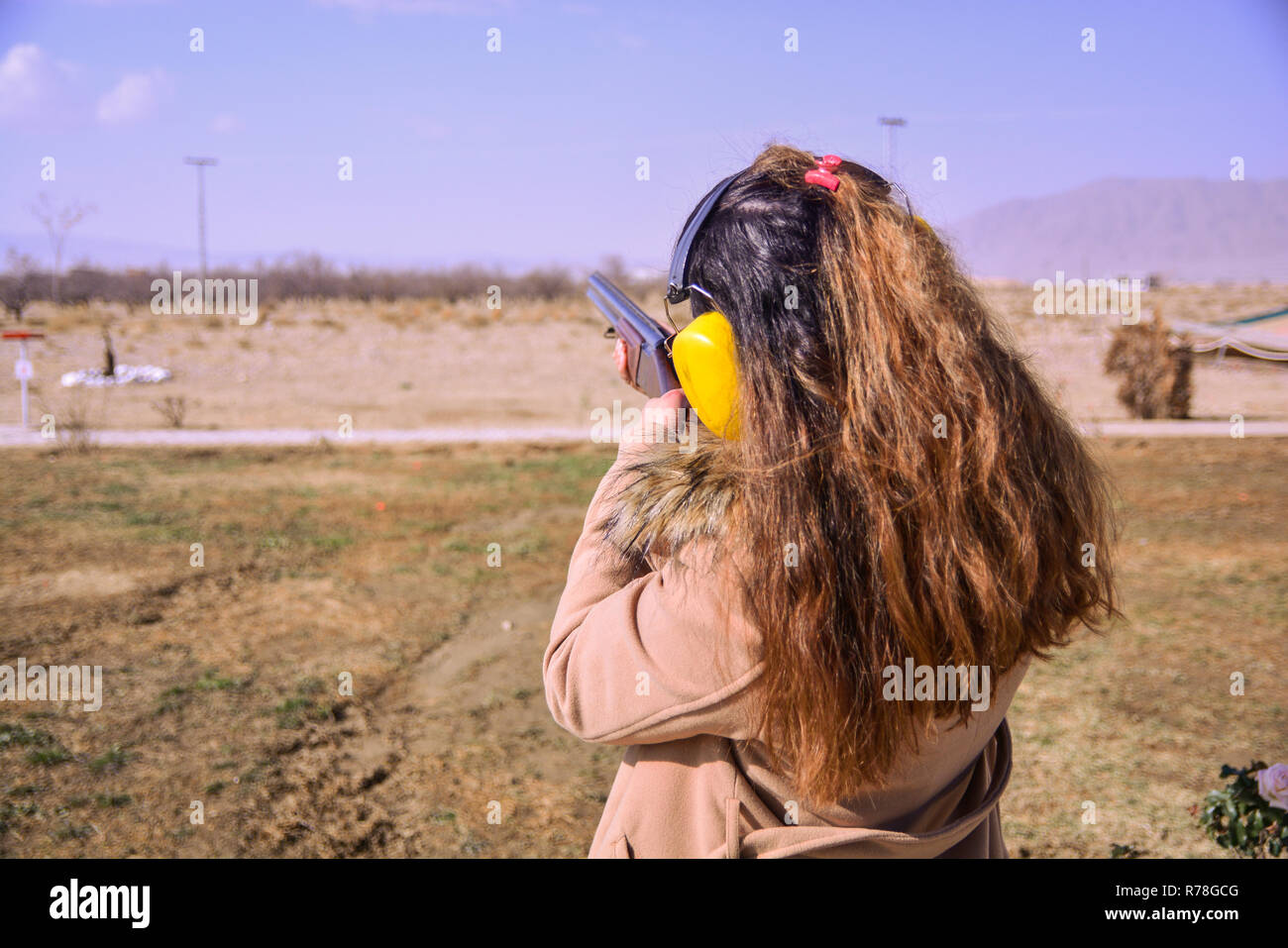 Una ragazza sparare con pistola Skeet Foto Stock