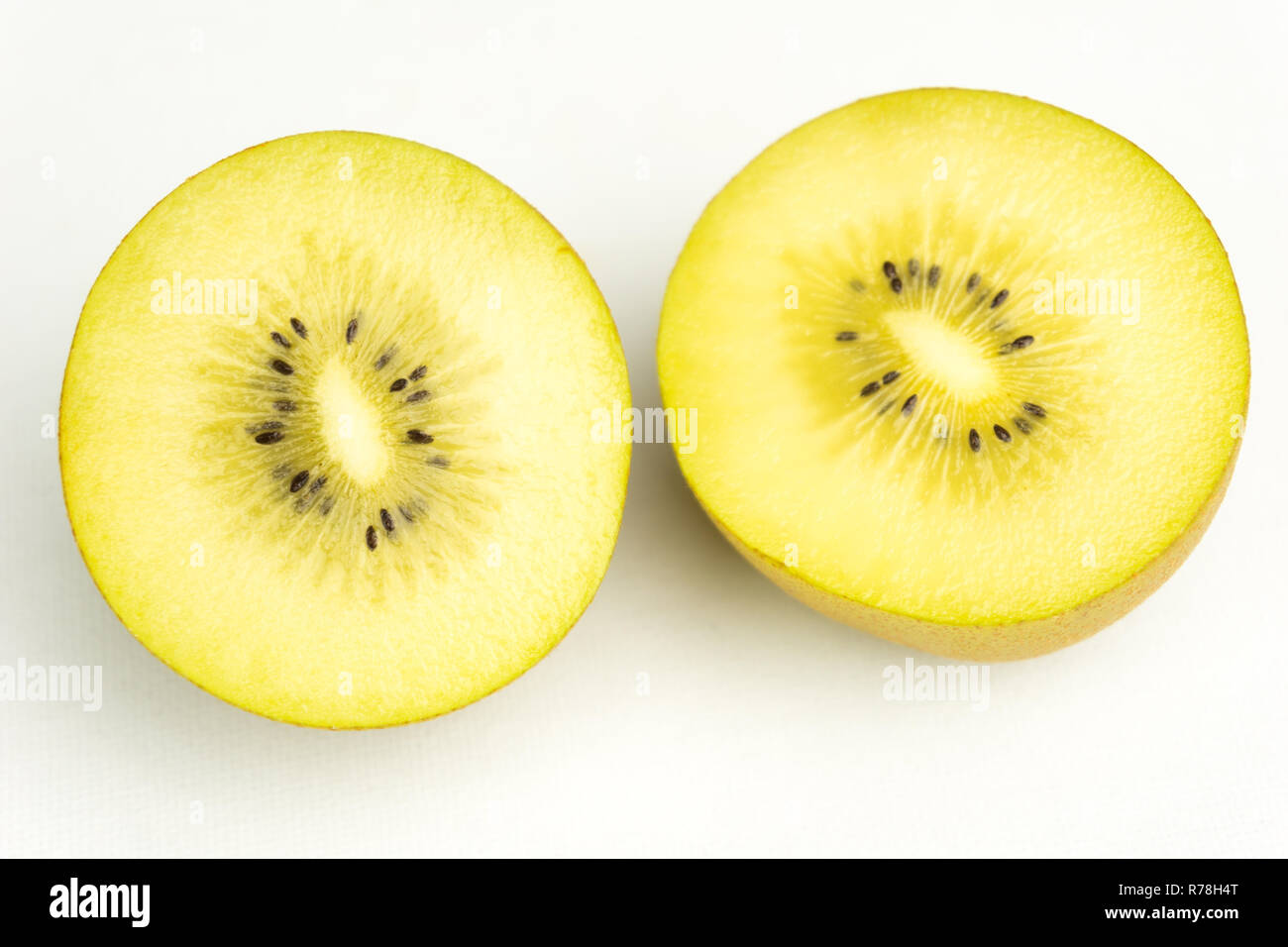 Close-up di un affettato succosa kiwi isolati su sfondo bianco. Foto Stock