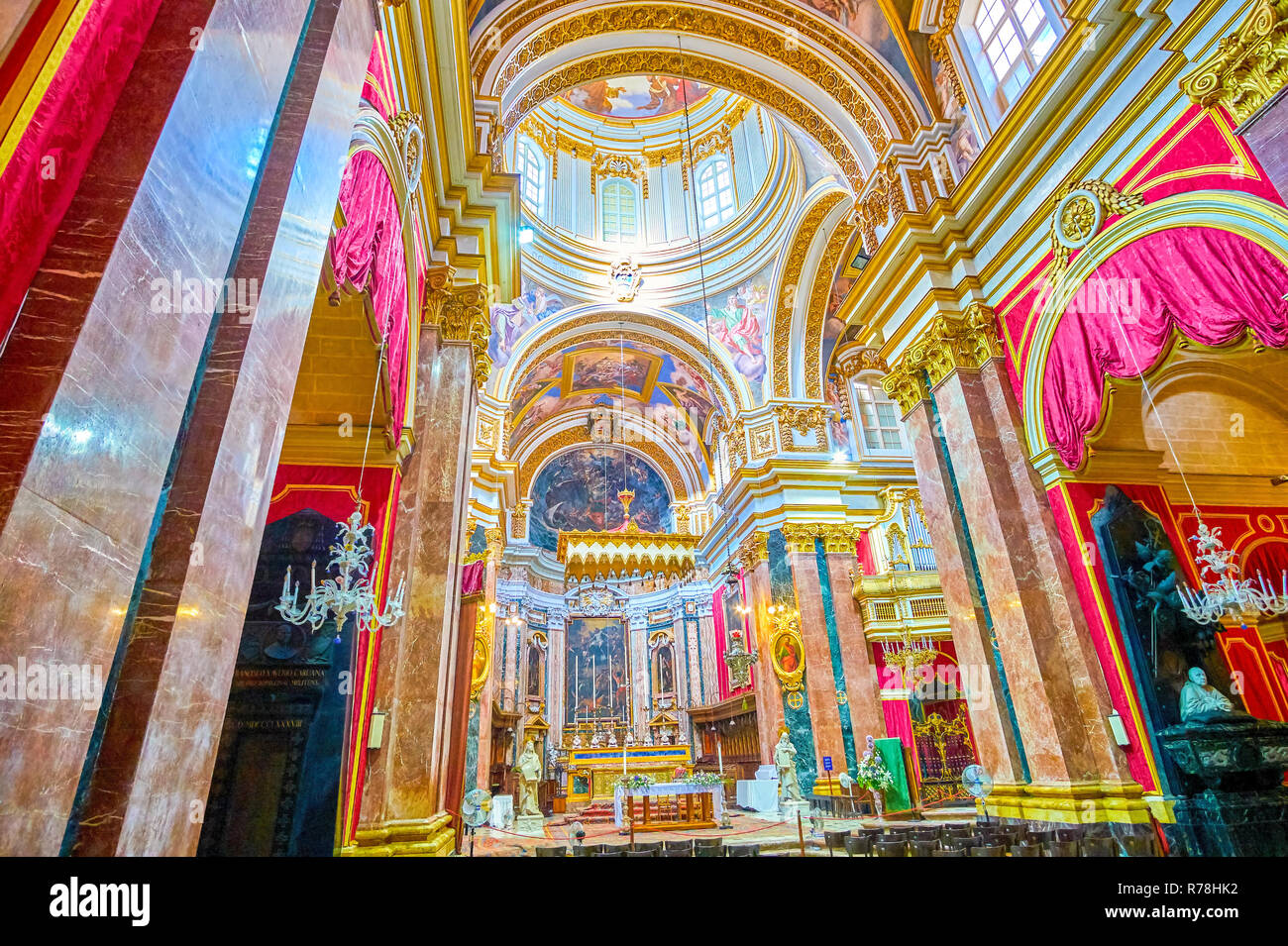 MDINA, Malta - 14 giugno 2018: la traversata parte della sala di preghiera della Cattedrale Mdina splendidamente decorato altare , il 14 giugno in Mdina. Foto Stock