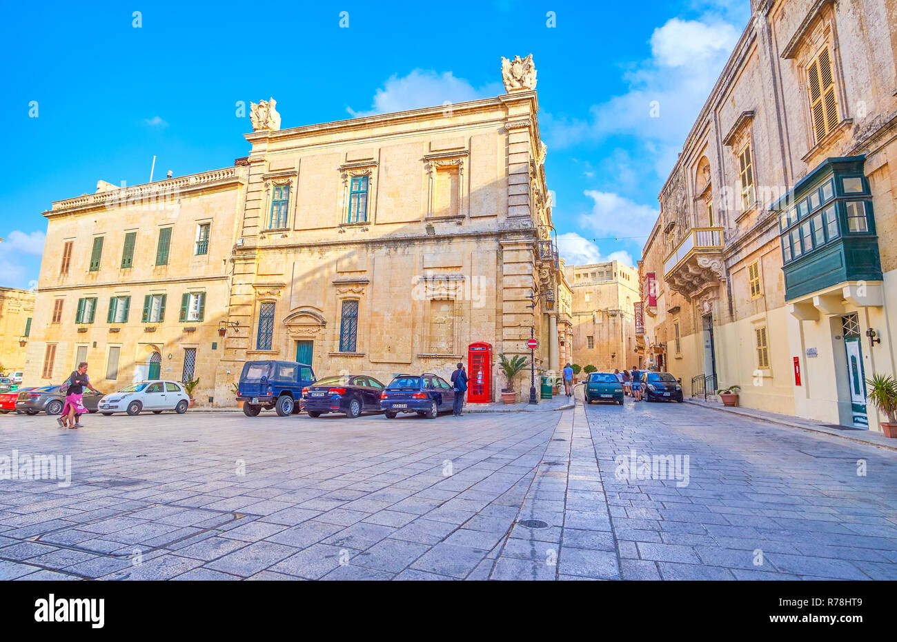 MDINA, Malta - 14 giugno 2018: La scena urbana su San Paolo Piazza con vecchi edifici medievali, con uno stile rétro red cabina telefonica, il 14 giugno in Mdina. Foto Stock