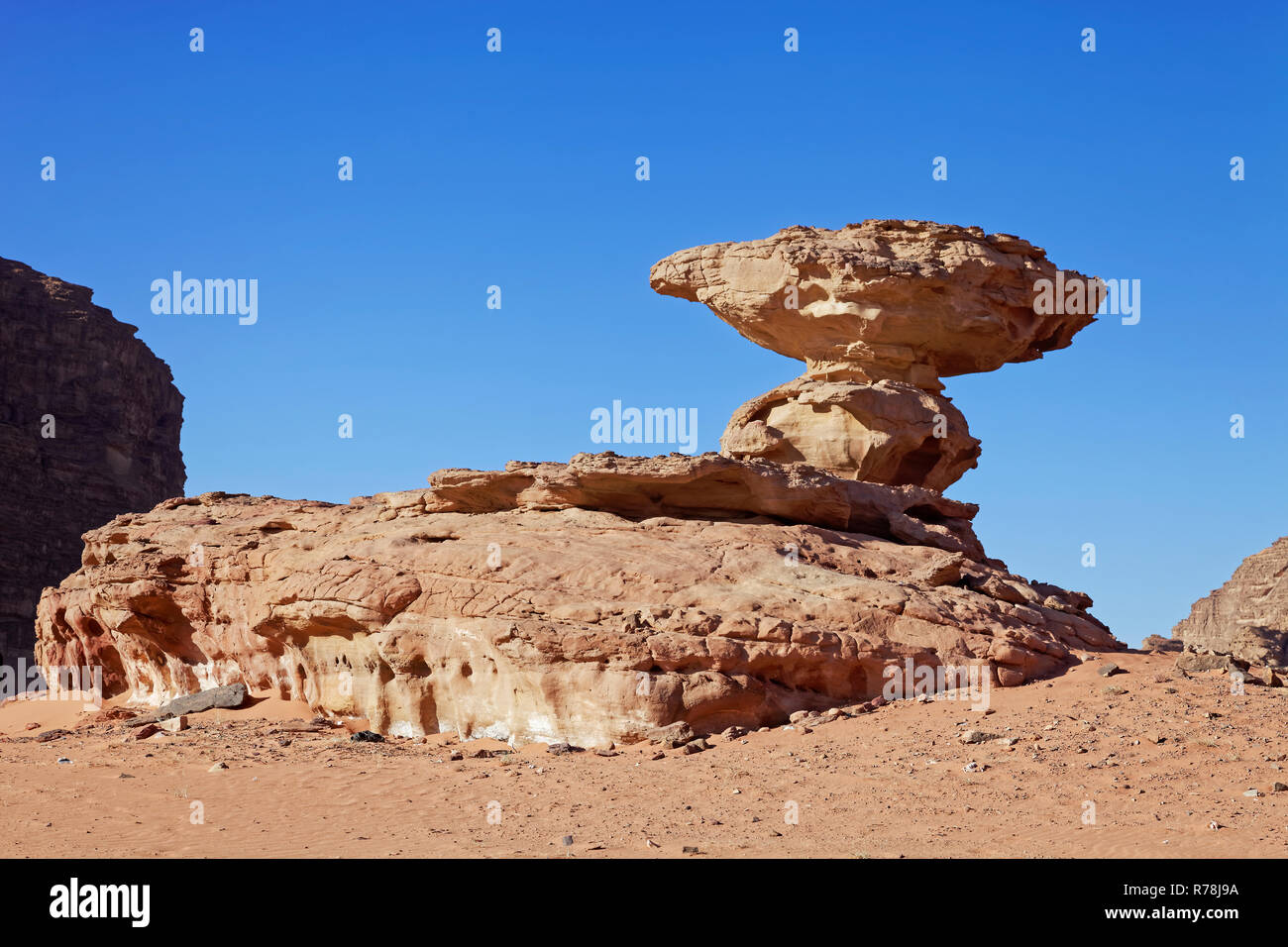 Roccia di bilanciamento, roccia del fungo, Wadi Rum, deserto giordano Foto Stock