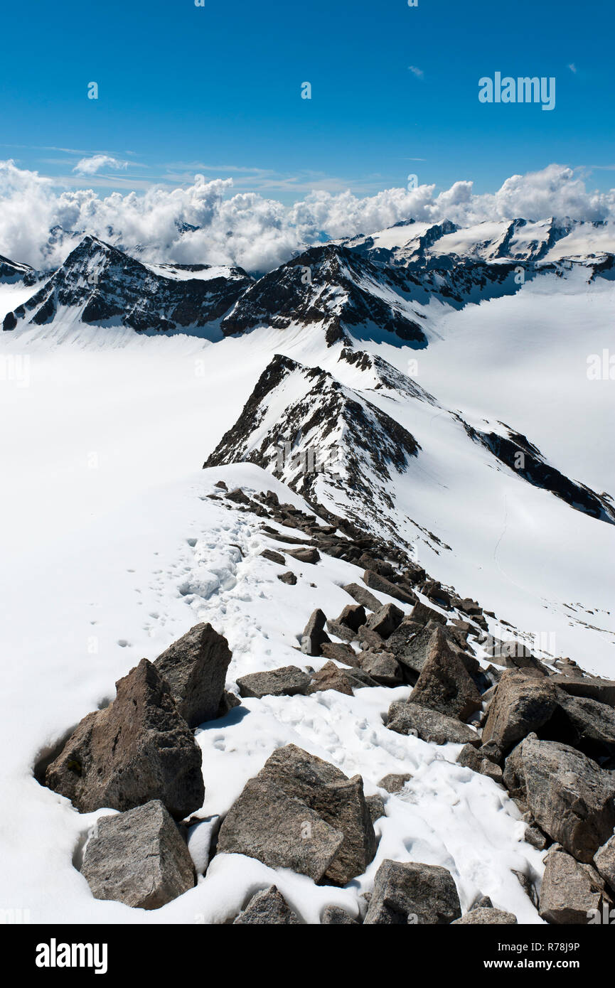 Vista delle cime innevate nelle alti alpi da Mt Vertainspitze, Cima Vertana, Laaser Ferner ghiacciaio delle Alpi dell'Ortles Foto Stock Vista delle cime innevate nelle alti alpi da Mt Vertainspitze, Cima Vertana, Laaser Ferner ghiacciaio delle Alpi dell'Ortles Foto Stock