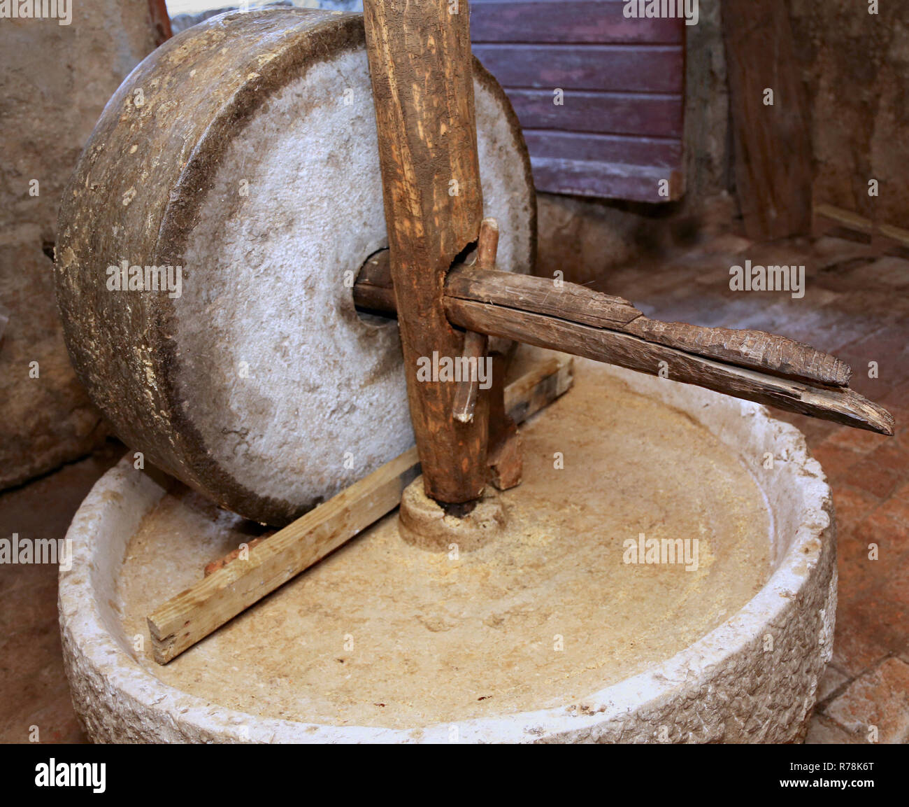 Molto antica mola per macinare il grano Foto stock - Alamy