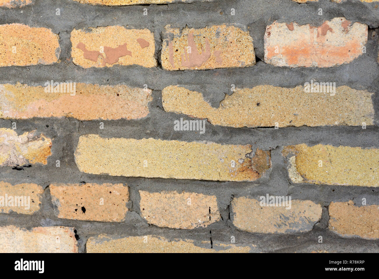 Una parte della parete di mattoni refrattari peach colore con cuciture in  calcestruzzo Foto stock - Alamy