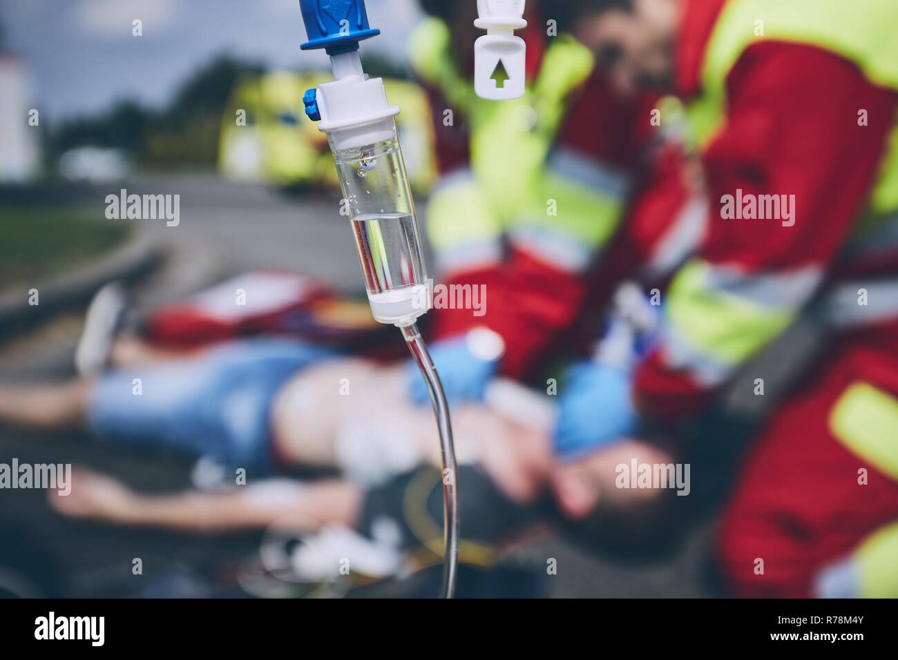 La rianimazione cardiopolmonare. Squadra di salvataggio (medico e paramedico) resuscita l uomo sulla strada. Foto Stock