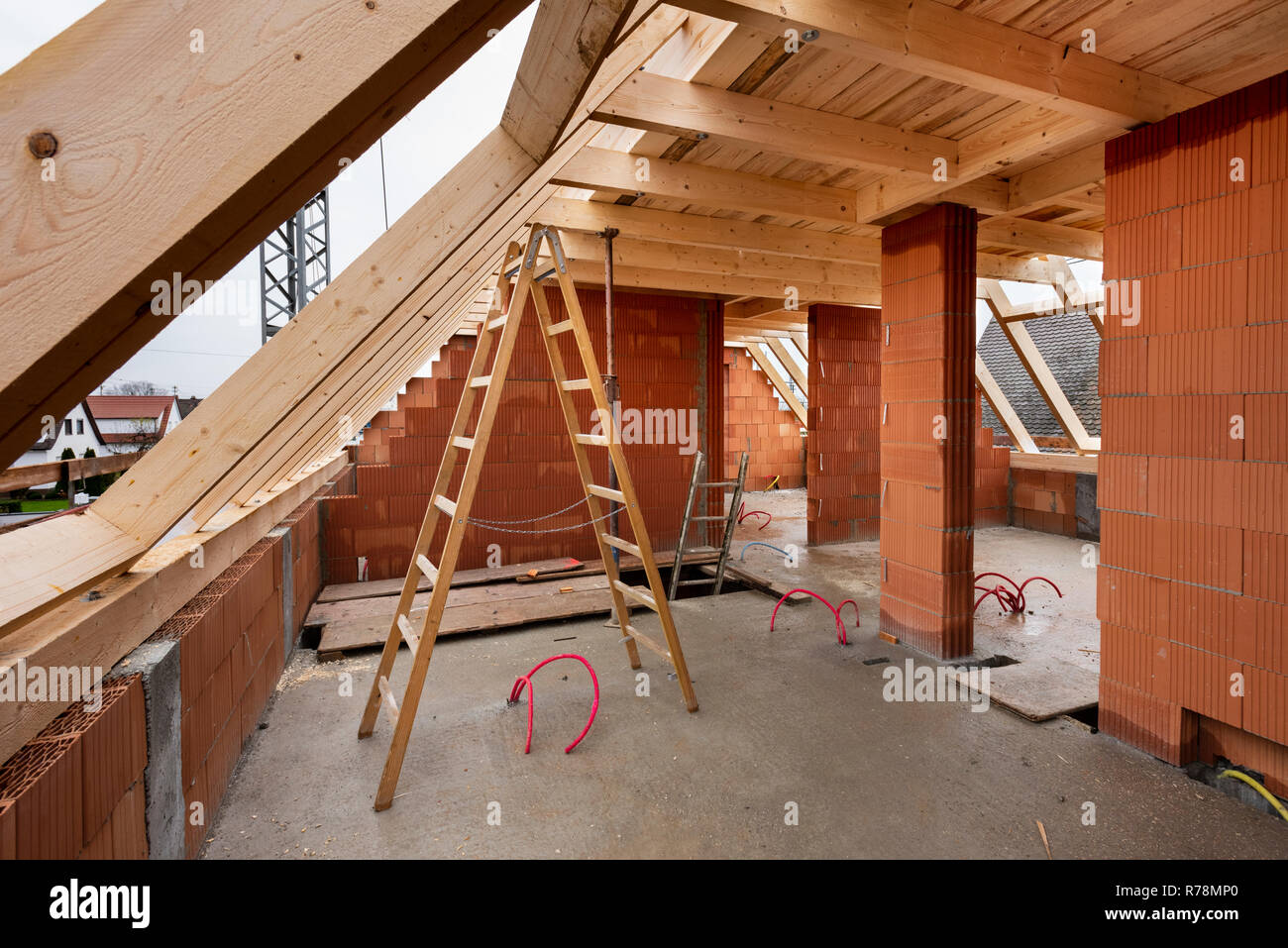 Nuova casa in costruzione con tetto in legno Foto Stock