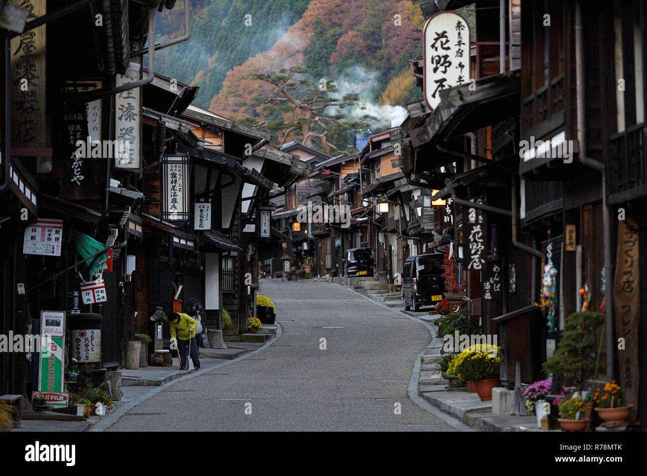 Mattina nella pittoresca storicamente conservati Street in Narai Juku in autunno, Prefettura di Nagano, Giappone Foto Stock