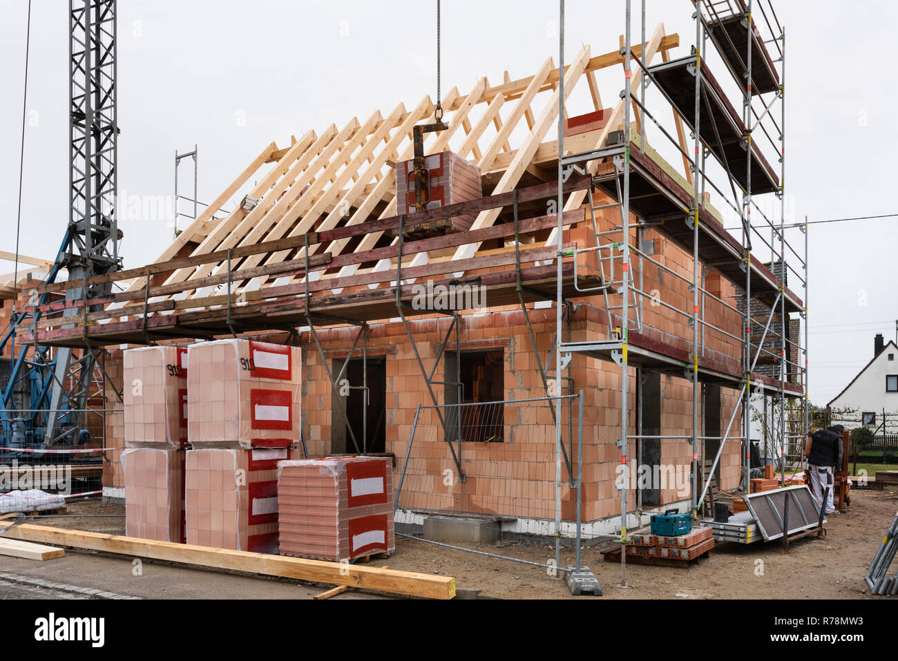 Nuova casa in costruzione con tetto in legno Foto Stock