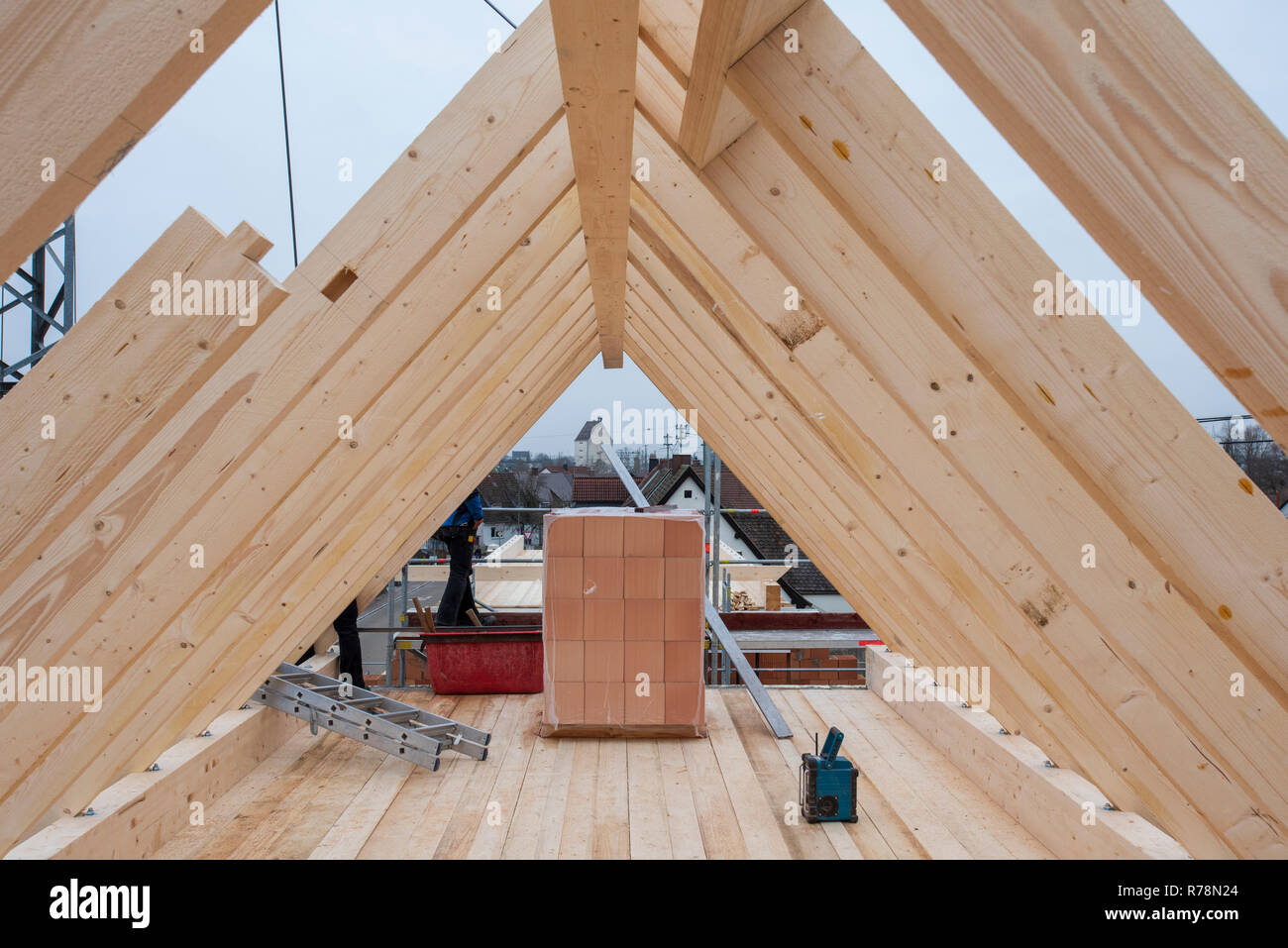 Nuova casa in costruzione con tetto in legno Foto Stock