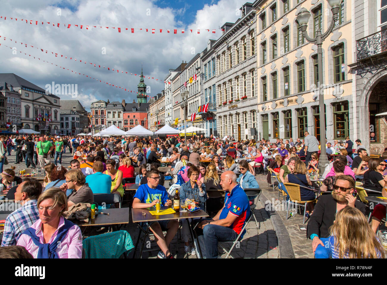 Festa della città Doudou, persone celebrare in caffetterie sulla strada di Grand Place square, Capitale Europea della Cultura 2015, Mons Foto Stock