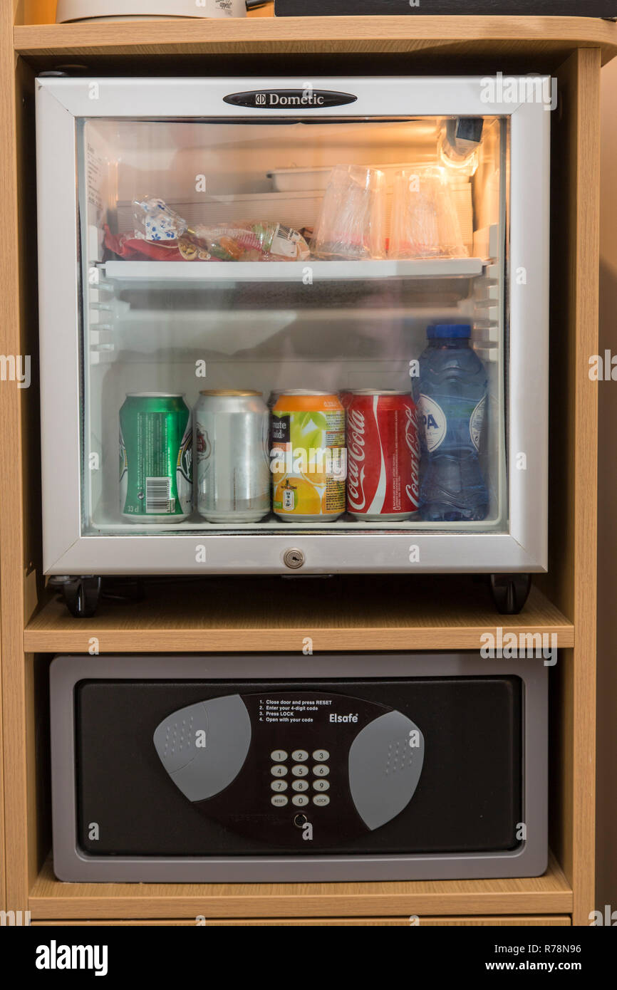 Mini bar con bevande e una cassaforte per gli oggetti di valore in una camera di hotel Foto Stock