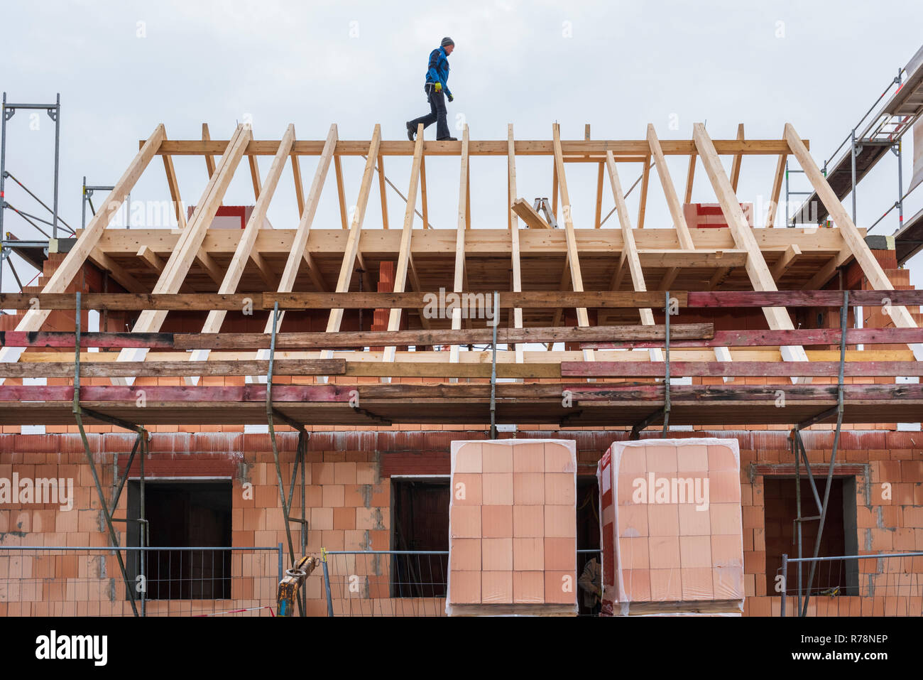 Nuova casa in costruzione con tetto in legno Foto Stock